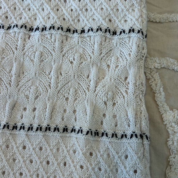 Elegant Cream and Black Knit Set - Picture 4 of 8